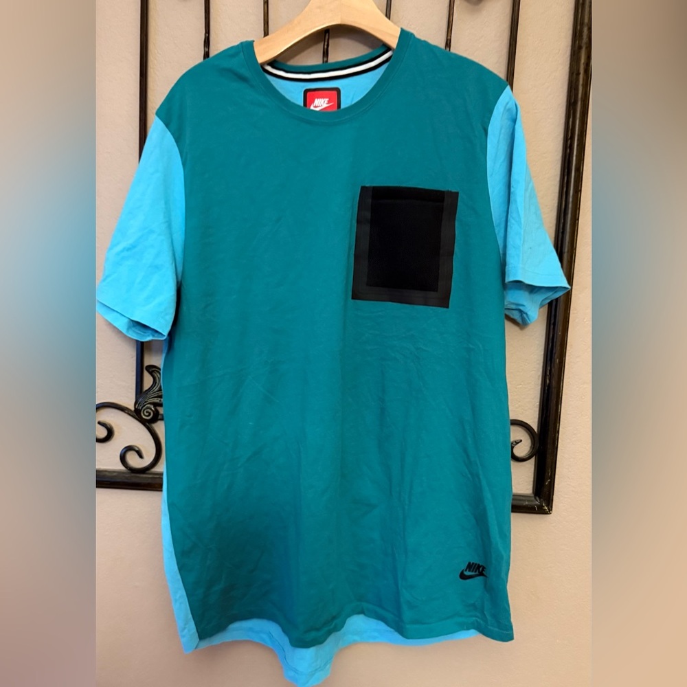 Nike Men's Turquoise and Black Short Sleeve Tee